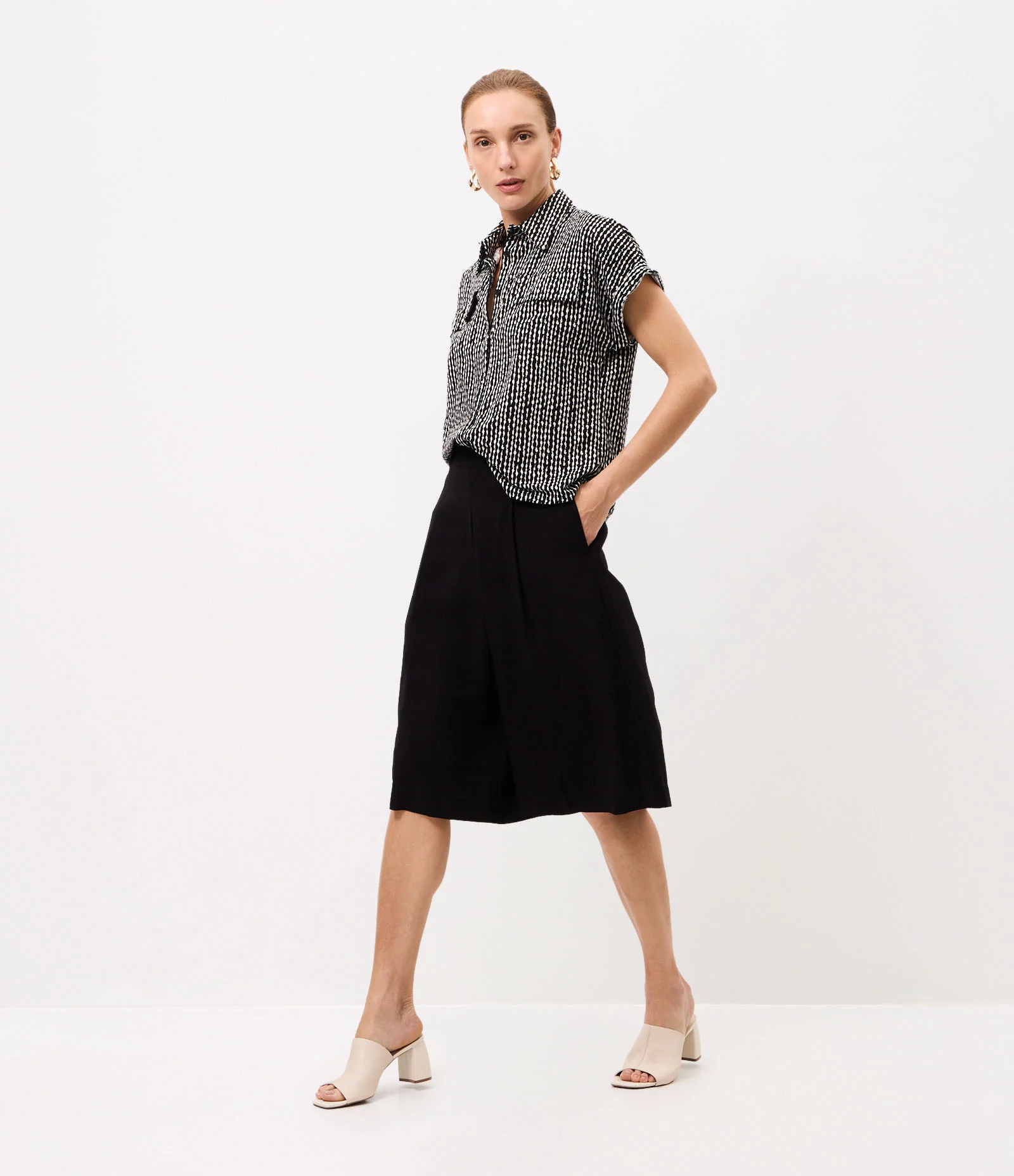 Blusa em Piquet com Estampa Abstrata e Fechamento por Botões Preto 2