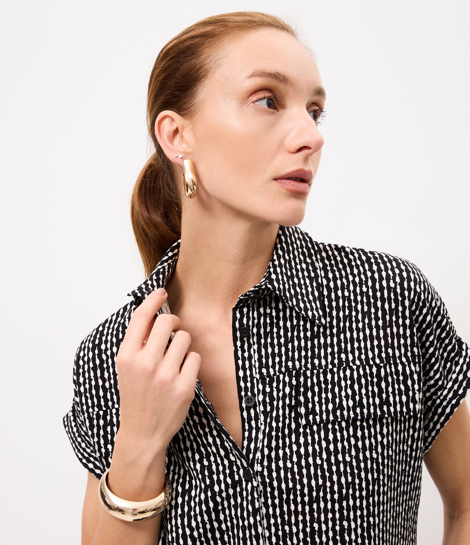 Blusa em Piquet com Estampa Abstrata e Fechamento por Botões Preto 3