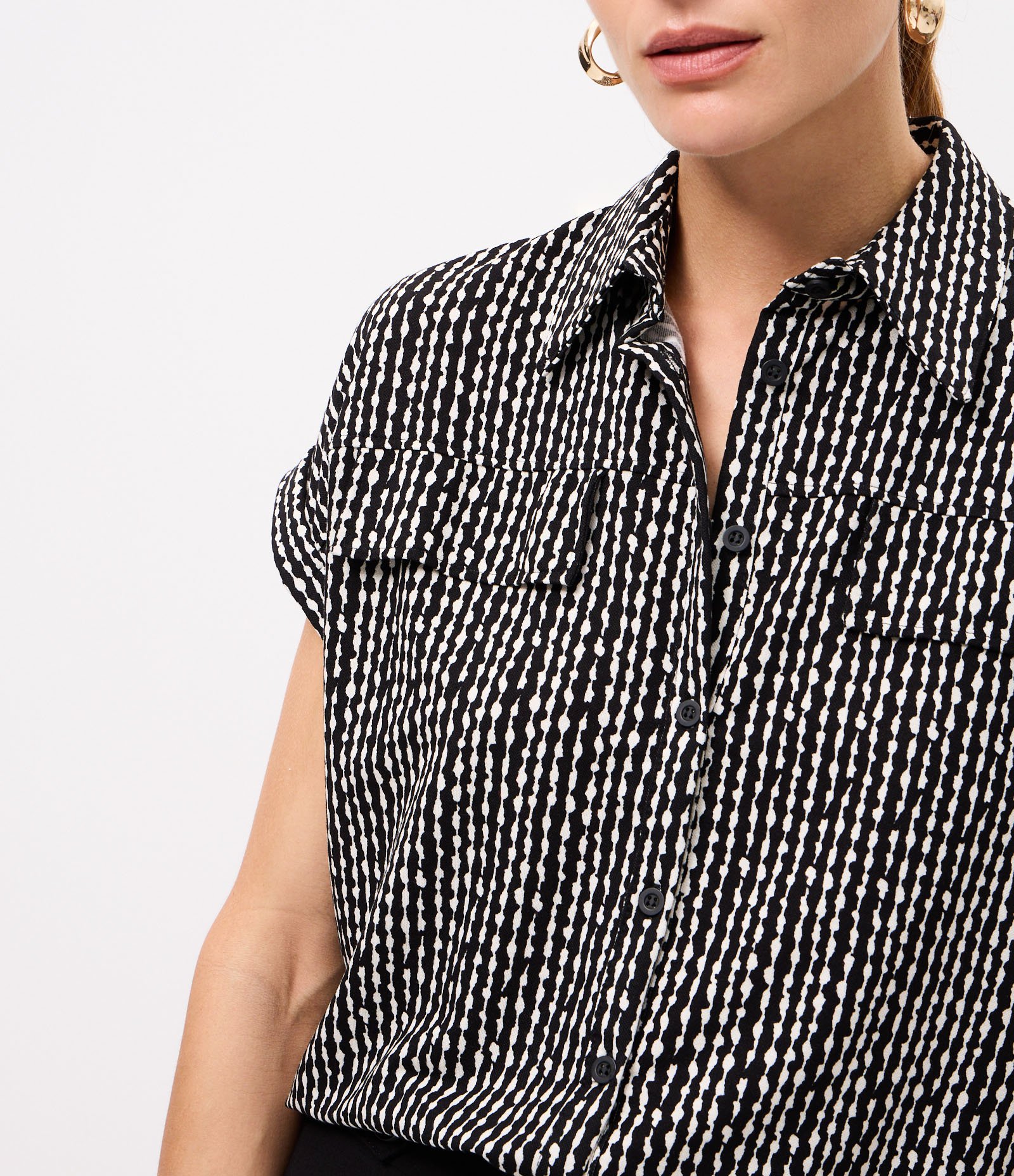 Blusa em Piquet com Estampa Abstrata e Fechamento por Botões Preto 4