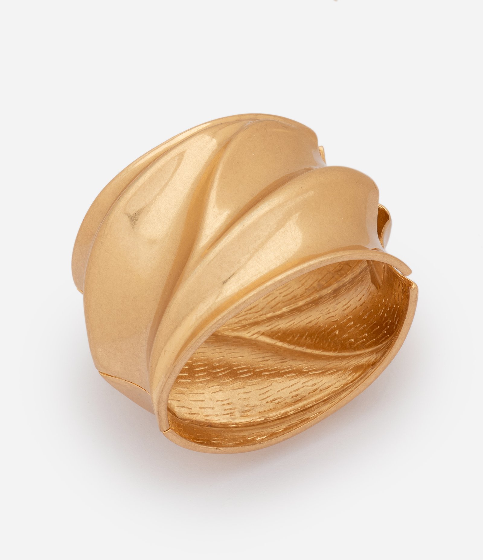 Bracelete Bold com Formato Orgânico em Metal Dourado 3