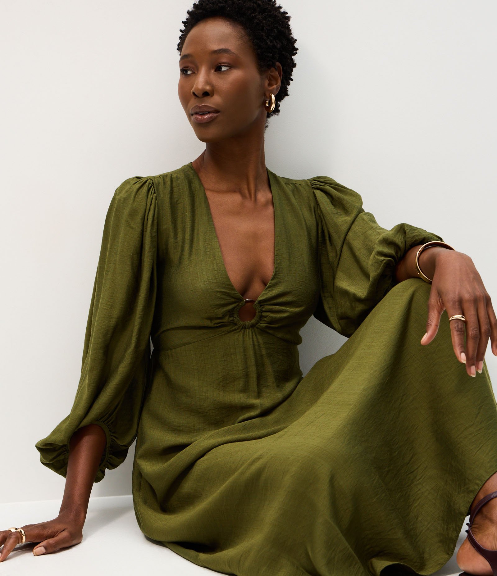 Vestido Midi em Viscose com Fivela no Busto e Manga Bufante Verde 5