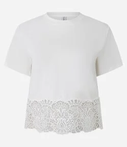 Camiseta em Algodão com Aplicação de Renda na Barra