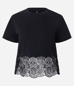 Camiseta em Algodão com Aplicação de Renda na Barra