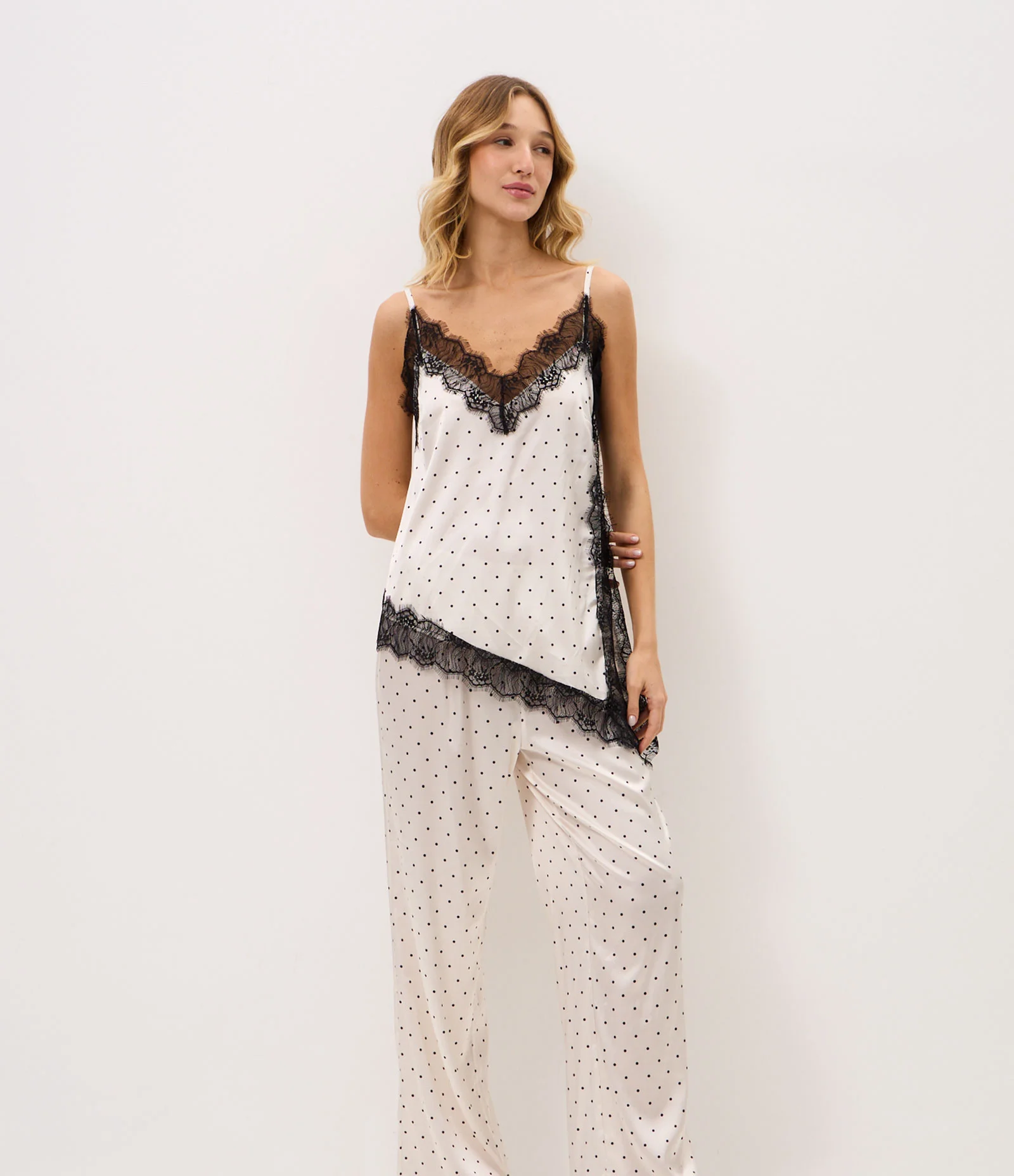 Pijama Longo em Cetim com Estampa Poá e Renda Branco 1