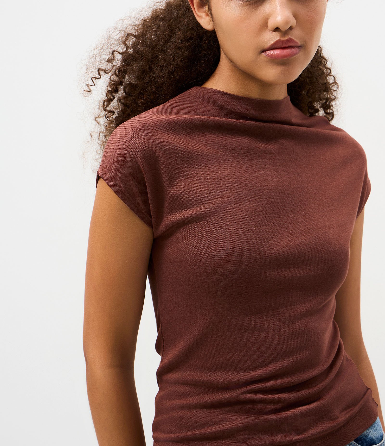 Blusa em Tricô com Gola Alta Marrom 3
