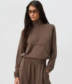 Blusa em Modal com Gola Alta e Bolso Canguru