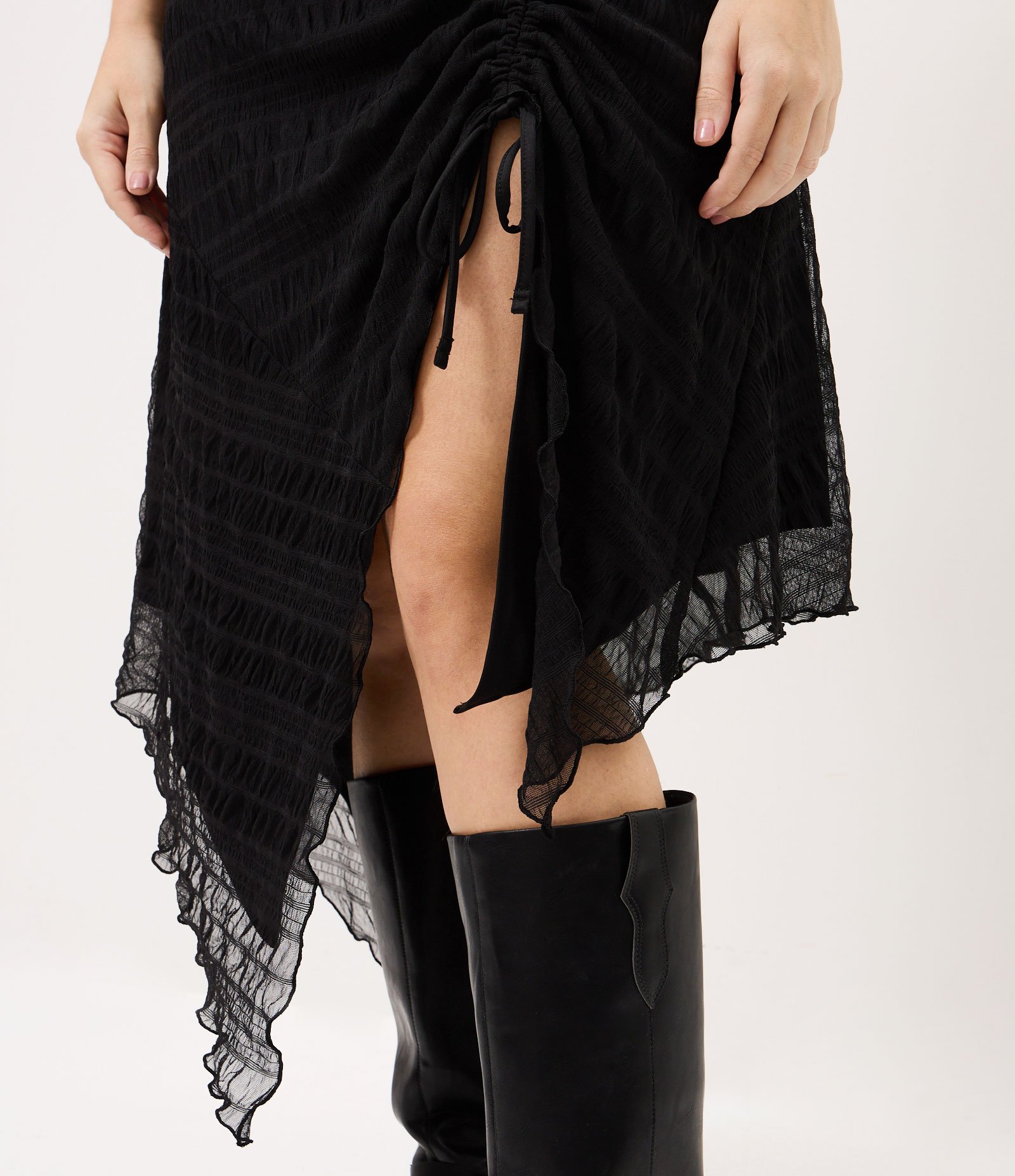 Saia Midi em Tule Texturizado Assimétrica Curve & Plus Size Preto 4