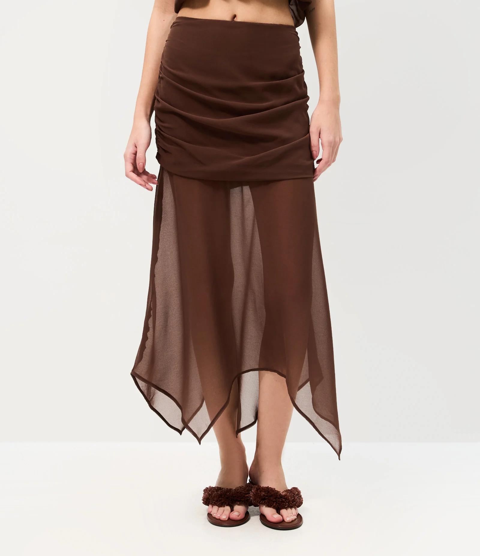Saia Midi em Chiffon com Drapeado e Barra Assimétrica Marrom 2