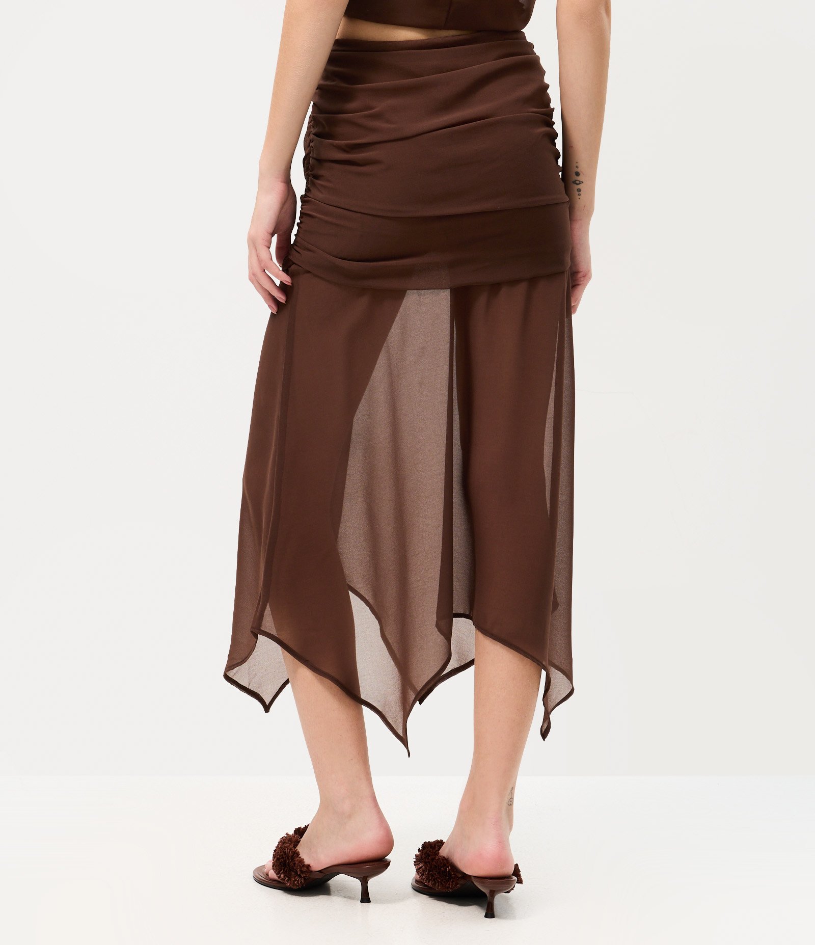Saia Midi em Chiffon com Drapeado e Barra Assimétrica Marrom 4