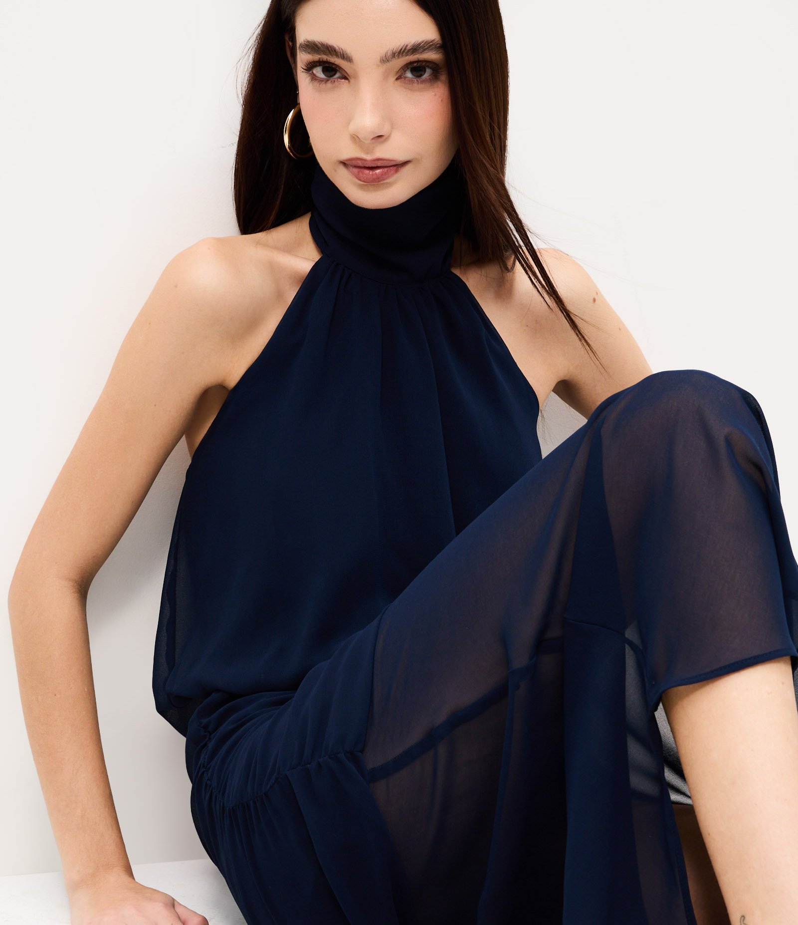 Blusa Halter em Chiffon com Gola Alta e Barra Balonê Azul 1