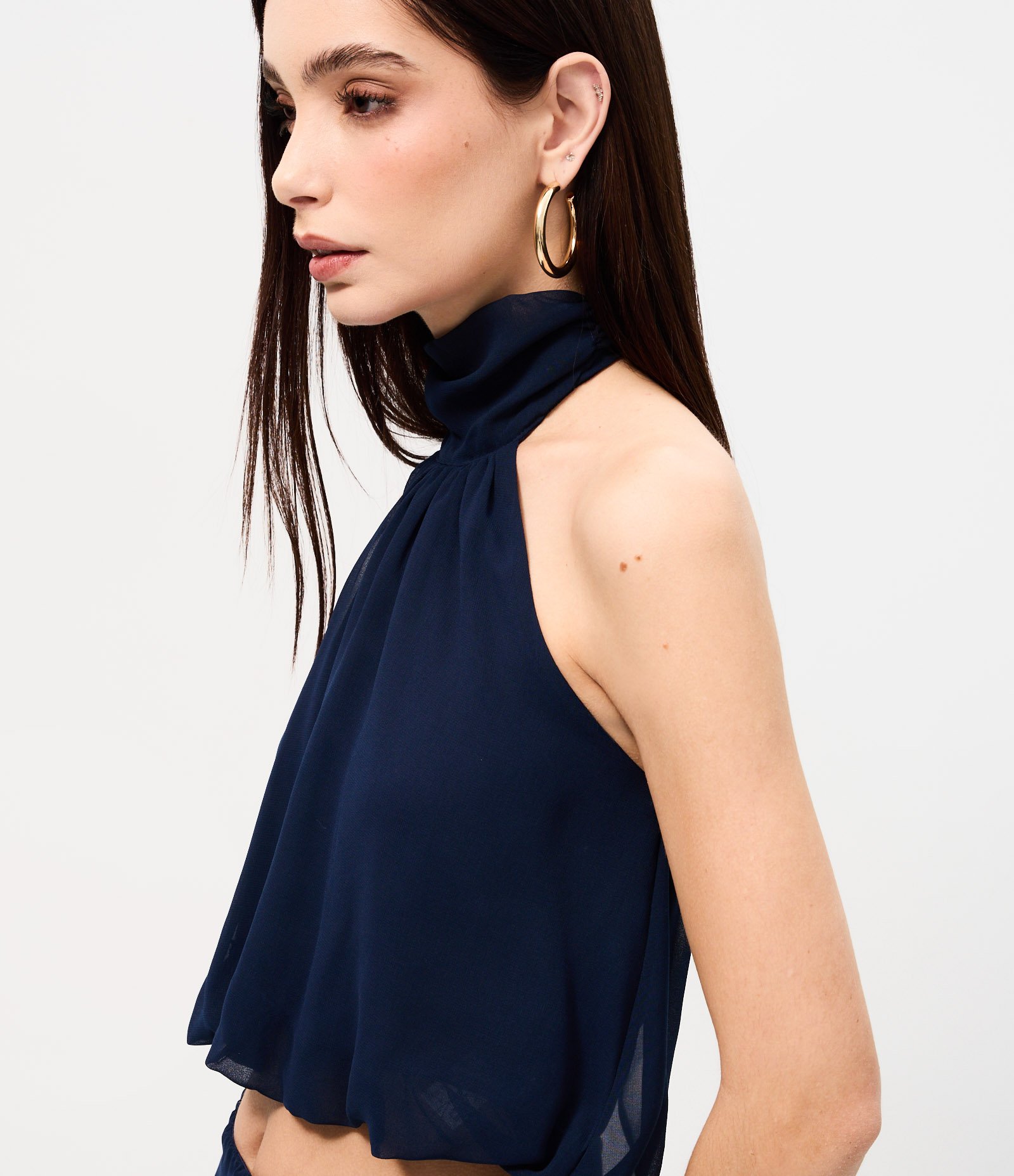 Blusa Halter em Chiffon com Gola Alta e Barra Balonê Azul 4