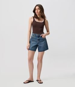 Short Midi em Jeans com Cintura Média e Tachas