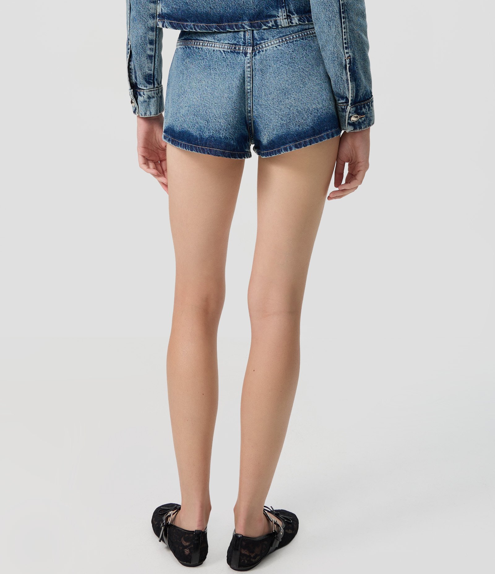 Short Jeans Micro com Botões Napoleônicos Azul Médio 4