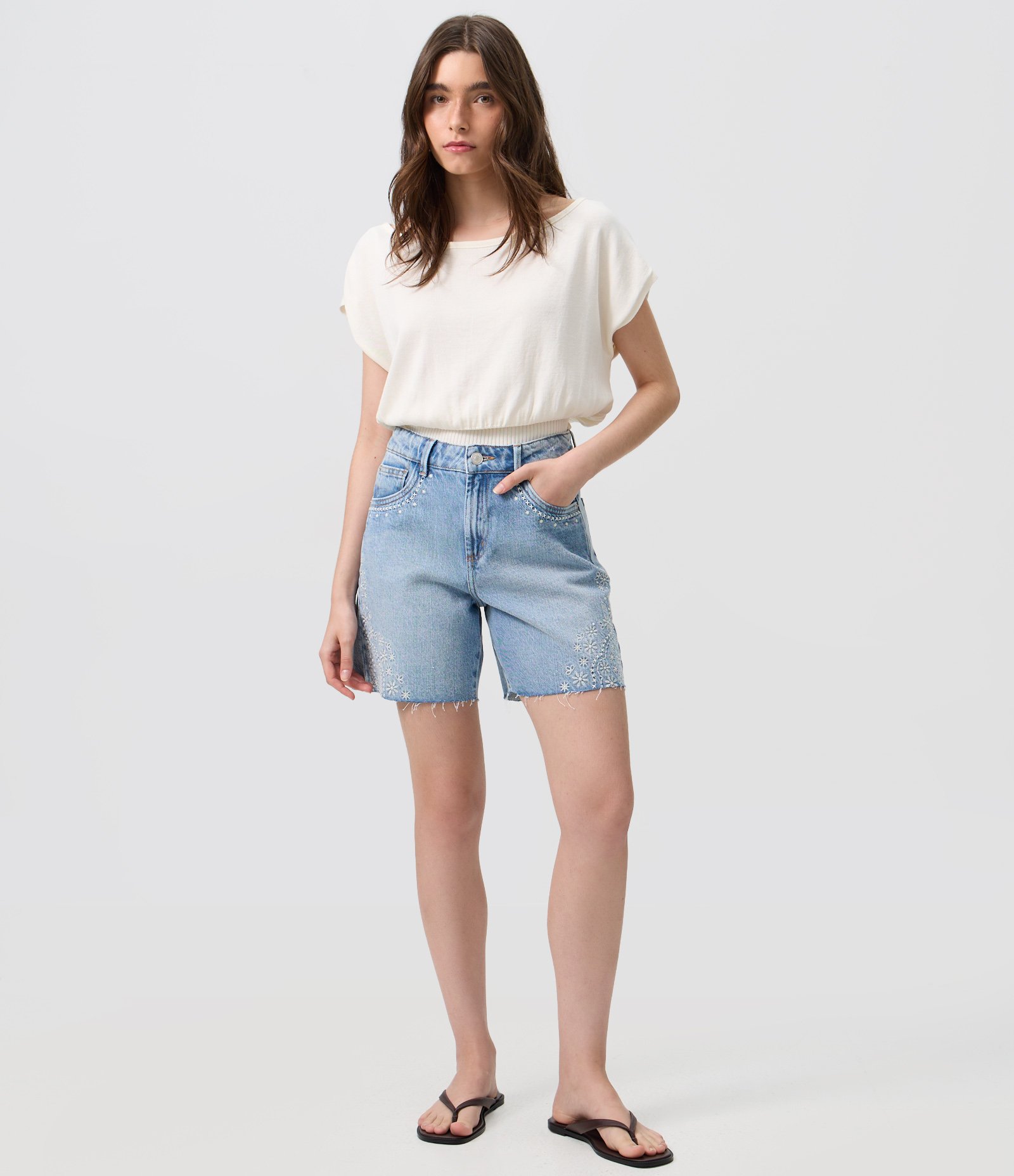 Short Midi em Jeans com Bordado de Flores Azul 1