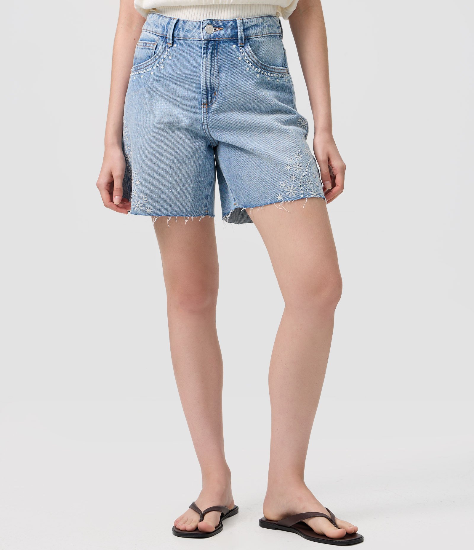 Short Midi em Jeans com Bordado de Flores Azul 2