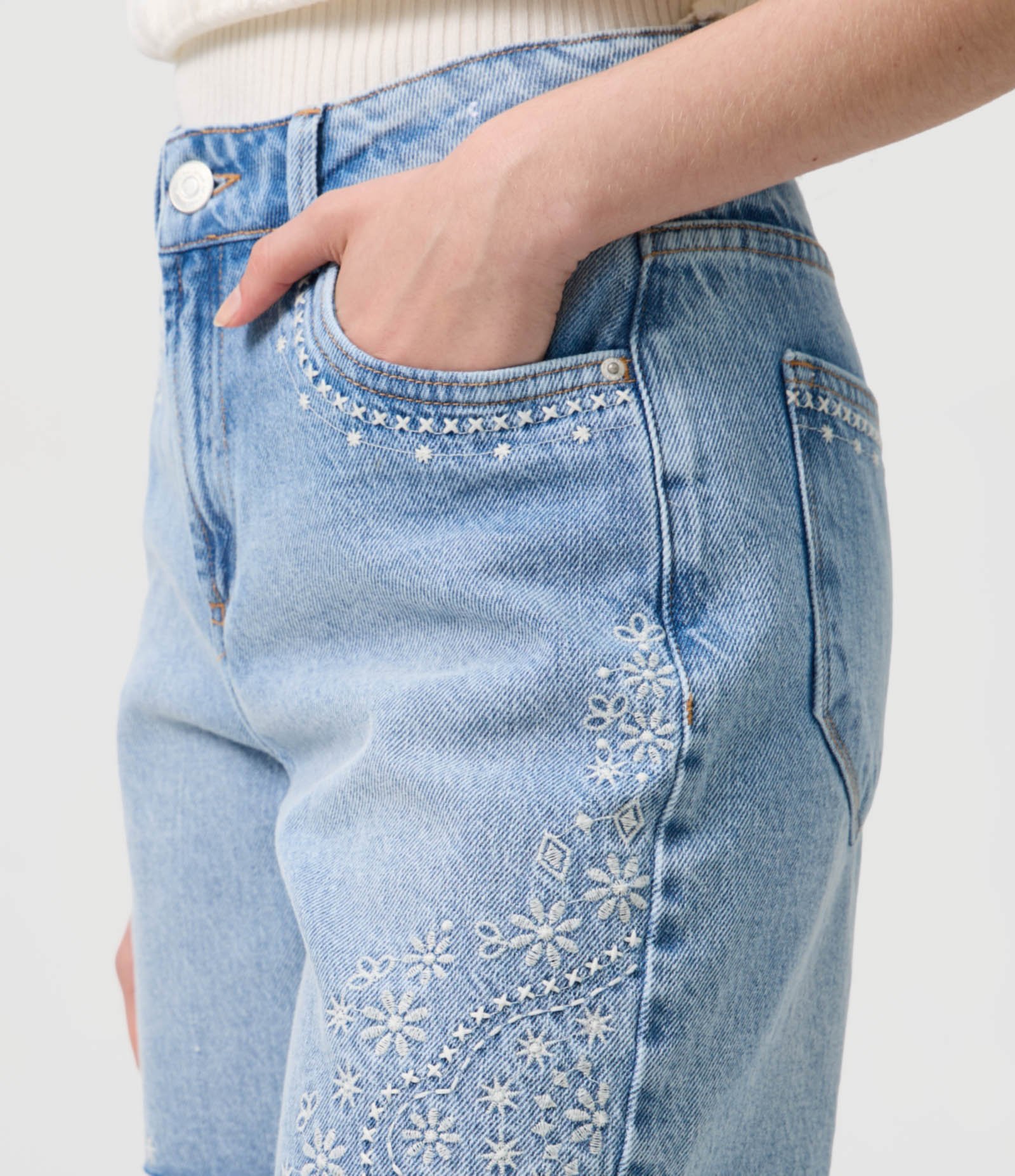 Short Midi em Jeans com Bordado de Flores Azul 3