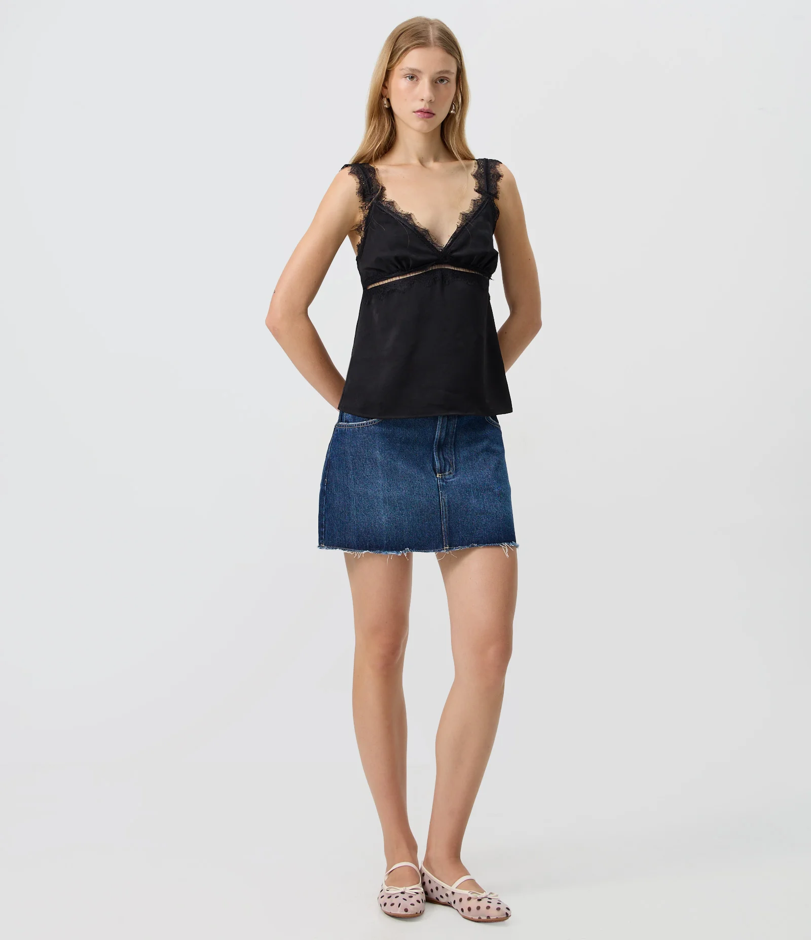 Blusa Acetinada em Jacquard com Renda Aplicada e Recorte Vazado Preto 2