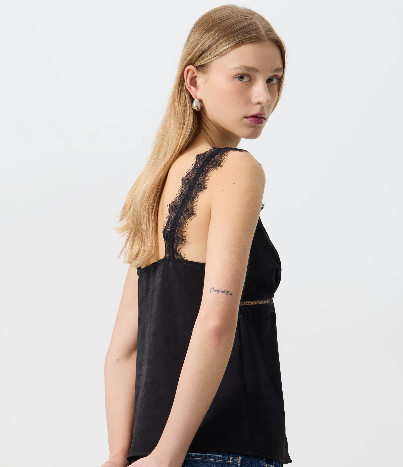 Blusa Acetinada em Jacquard com Renda Aplicada e Recorte Vazado Preto 4