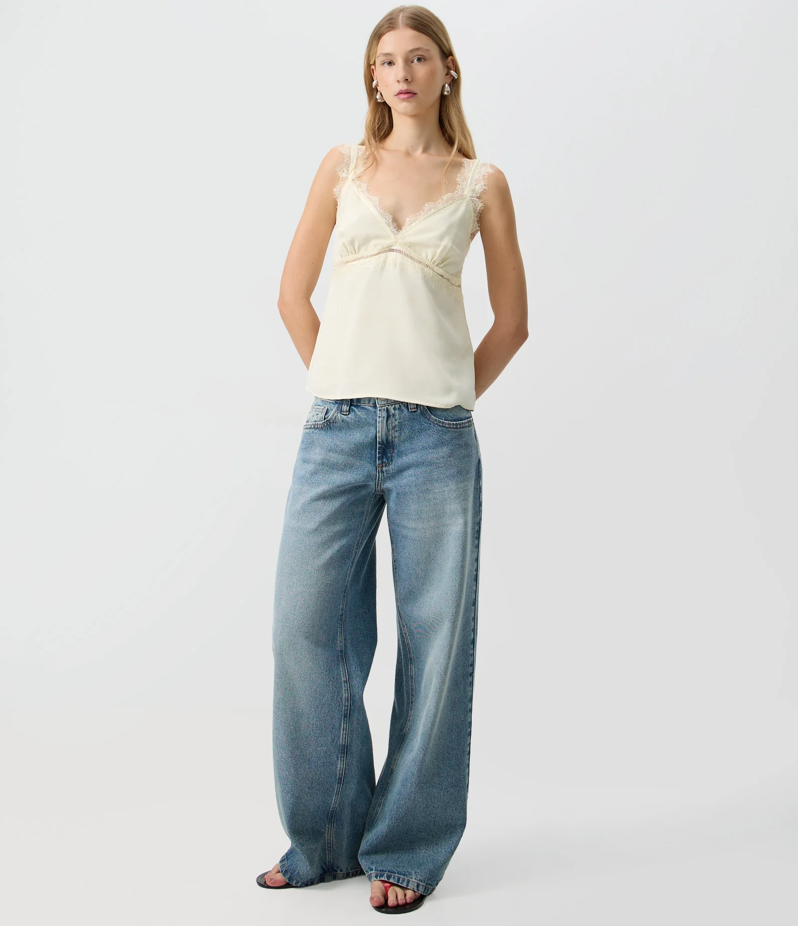 Blusa Acetinada em Jacquard com Renda Aplicada e Recorte Vazado Off White 2