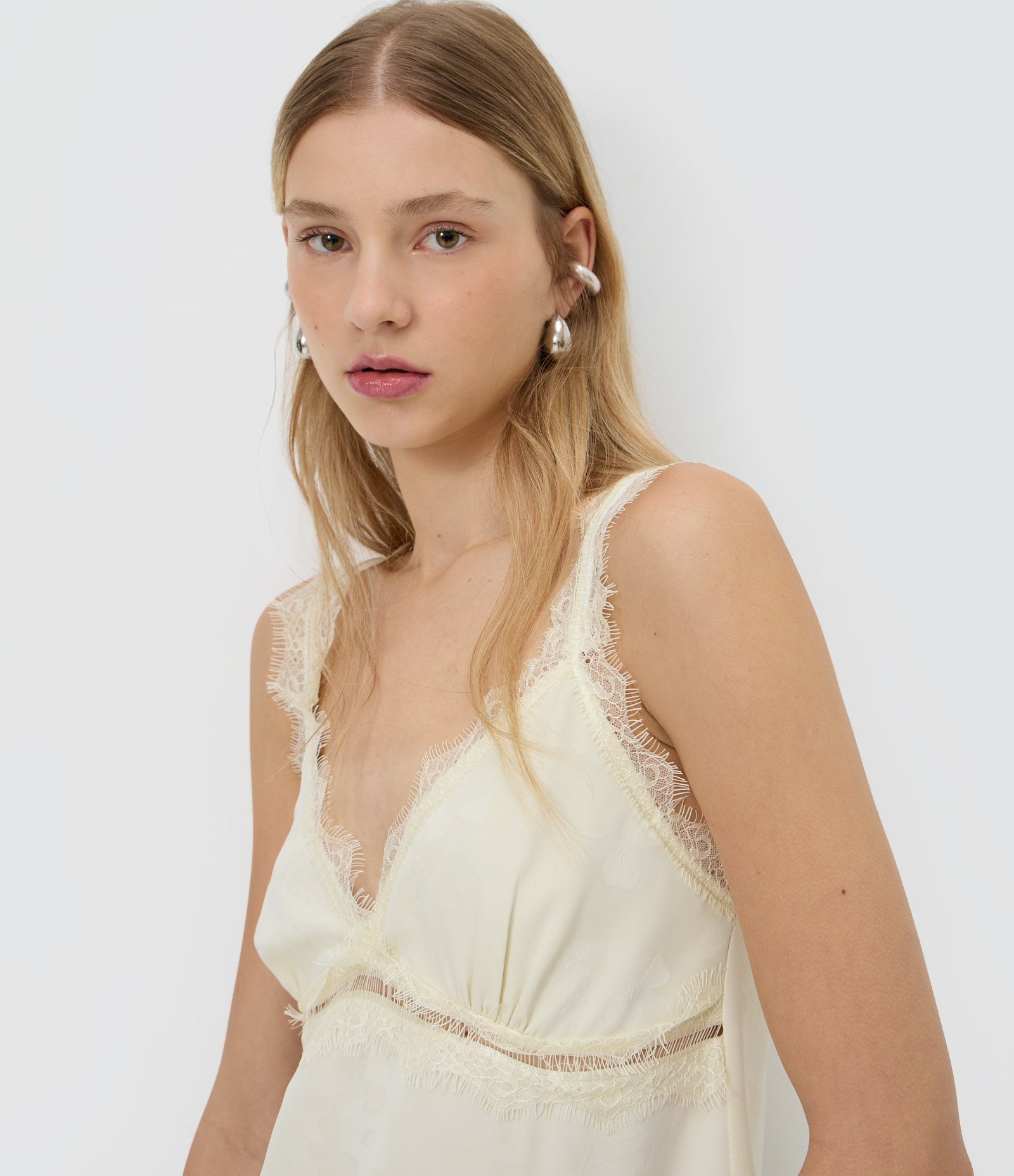 Blusa Acetinada em Jacquard com Renda Aplicada e Recorte Vazado Off White 3
