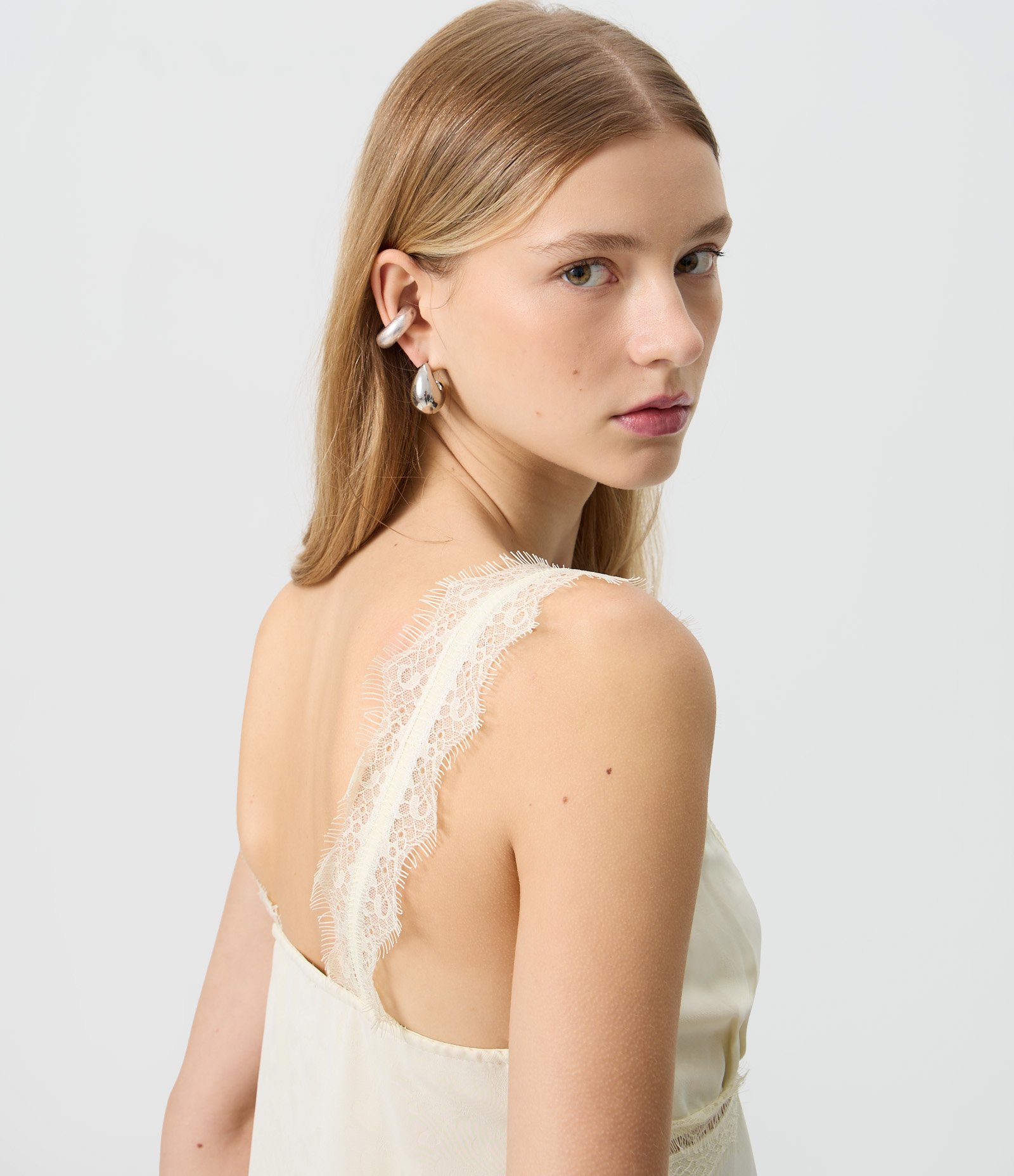 Blusa Acetinada em Jacquard com Renda Aplicada e Recorte Vazado Off White 4