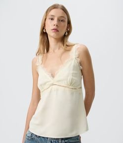 Blusa Acetinada em Jacquard com Renda Aplicada e Recorte Vazado