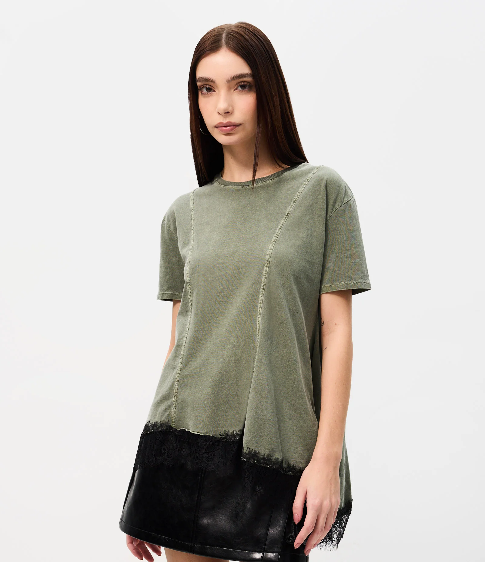 Camiseta Estonada em Algodão com Recortes e Barra de Renda Verde 1
