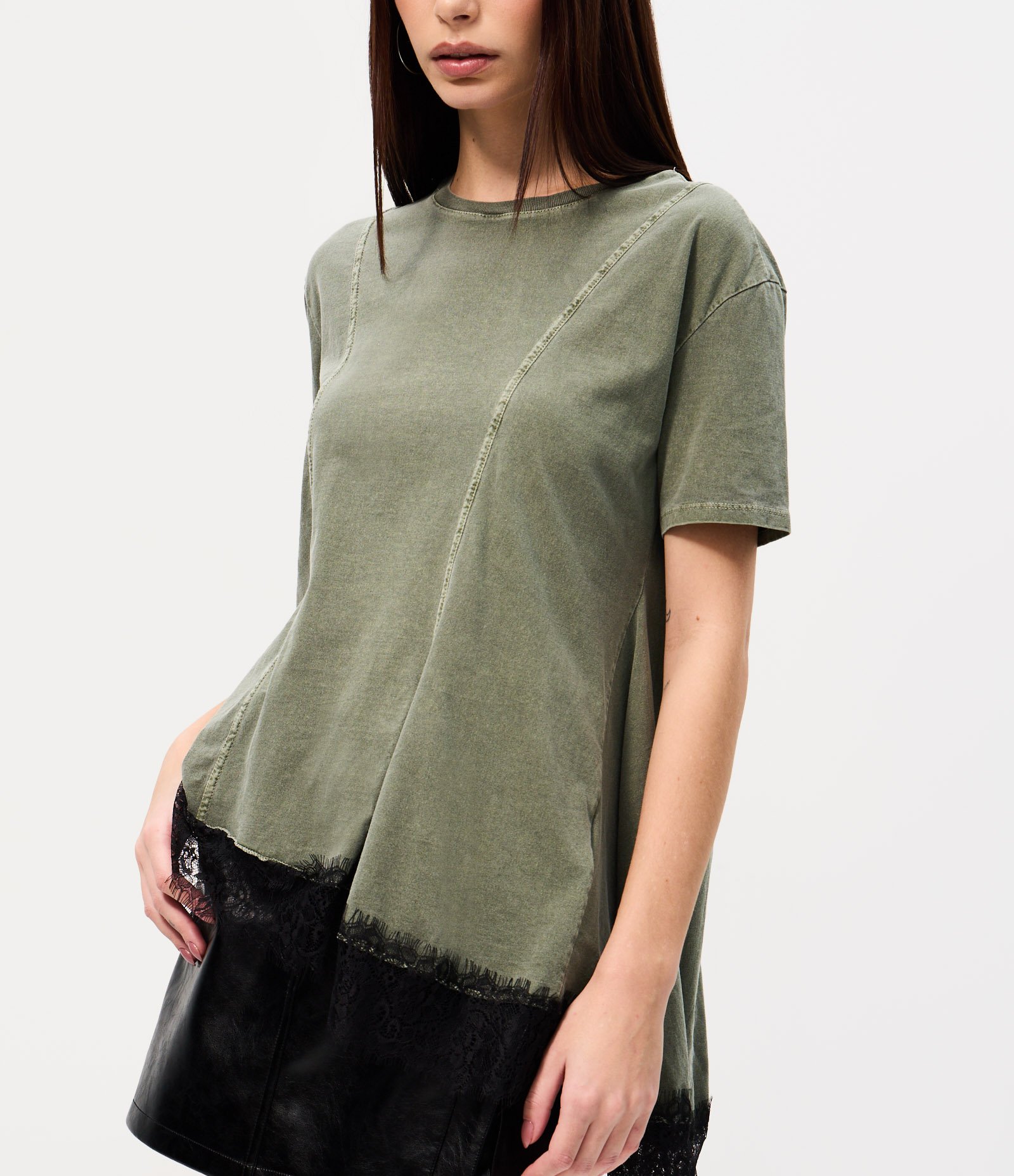 Camiseta Estonada em Algodão com Recortes e Barra de Renda Verde 3