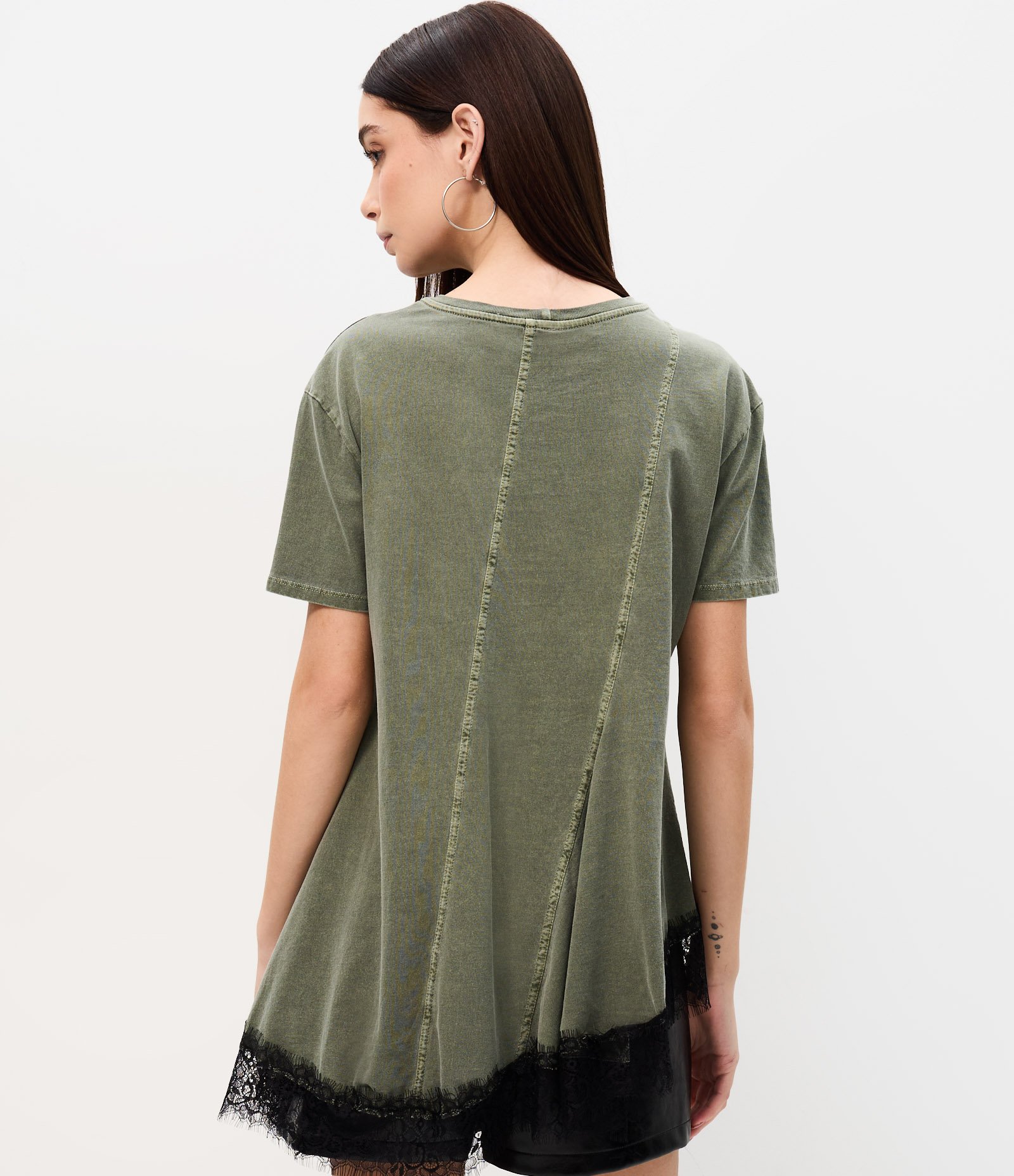 Camiseta Estonada em Algodão com Recortes e Barra de Renda Verde 4