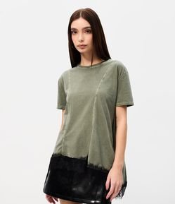 Camiseta Estonada em Algodão com Recortes e Barra de Renda