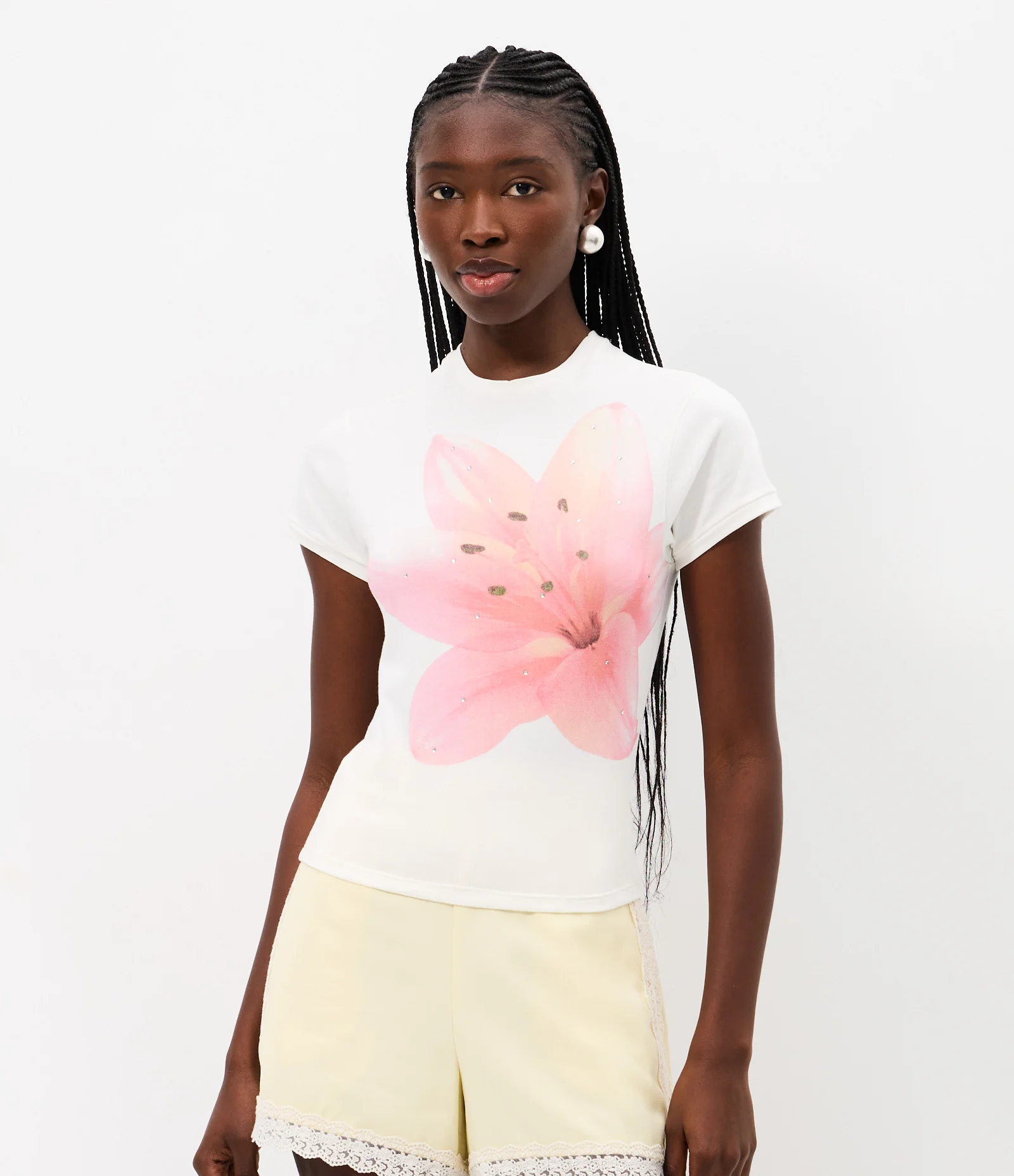 Camiseta Baby Tee com Estampa Lírio e Aplicação em Pedrarias Branco 1
