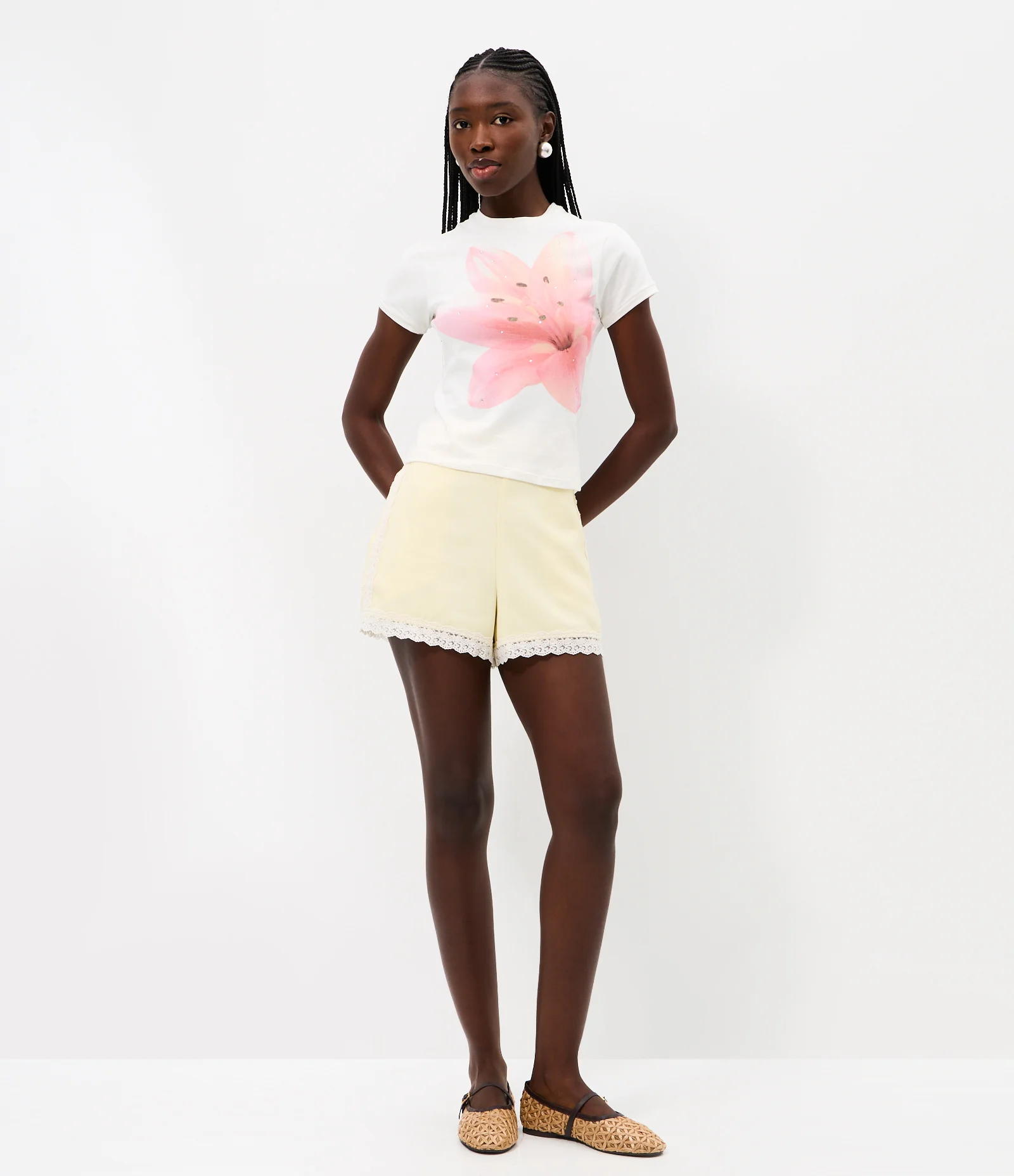 Camiseta Baby Tee com Estampa Lírio e Aplicação em Pedrarias Branco 2