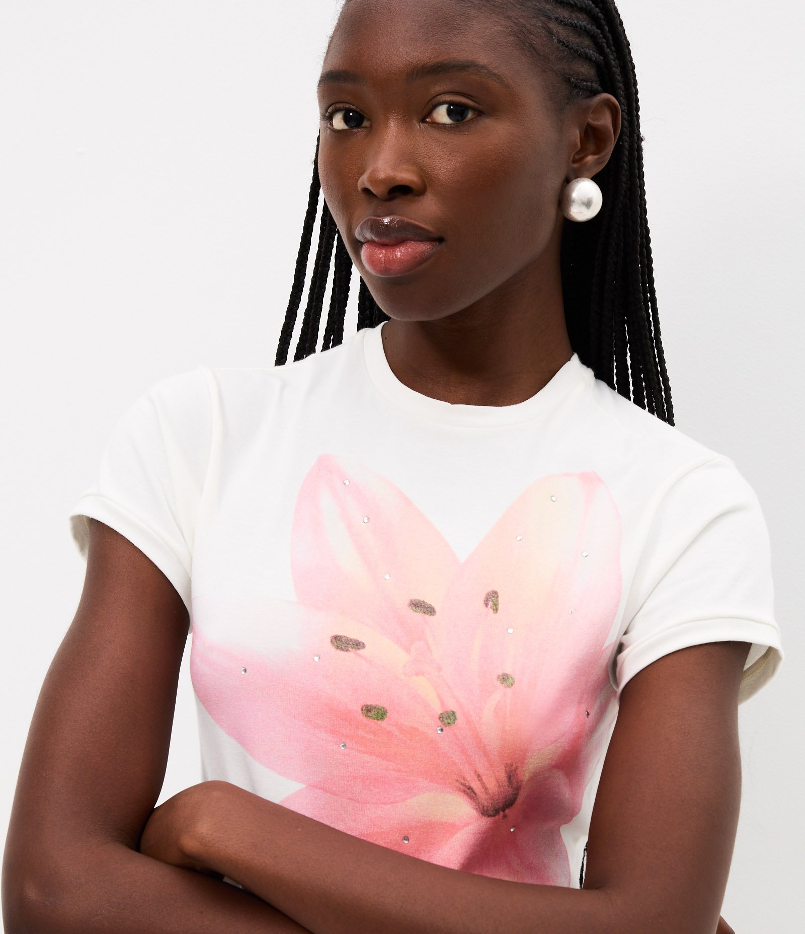 Camiseta Baby Tee com Estampa Lírio e Aplicação em Pedrarias Branco 3