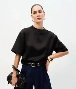 Blusa Acetinada com Mangas Amplas