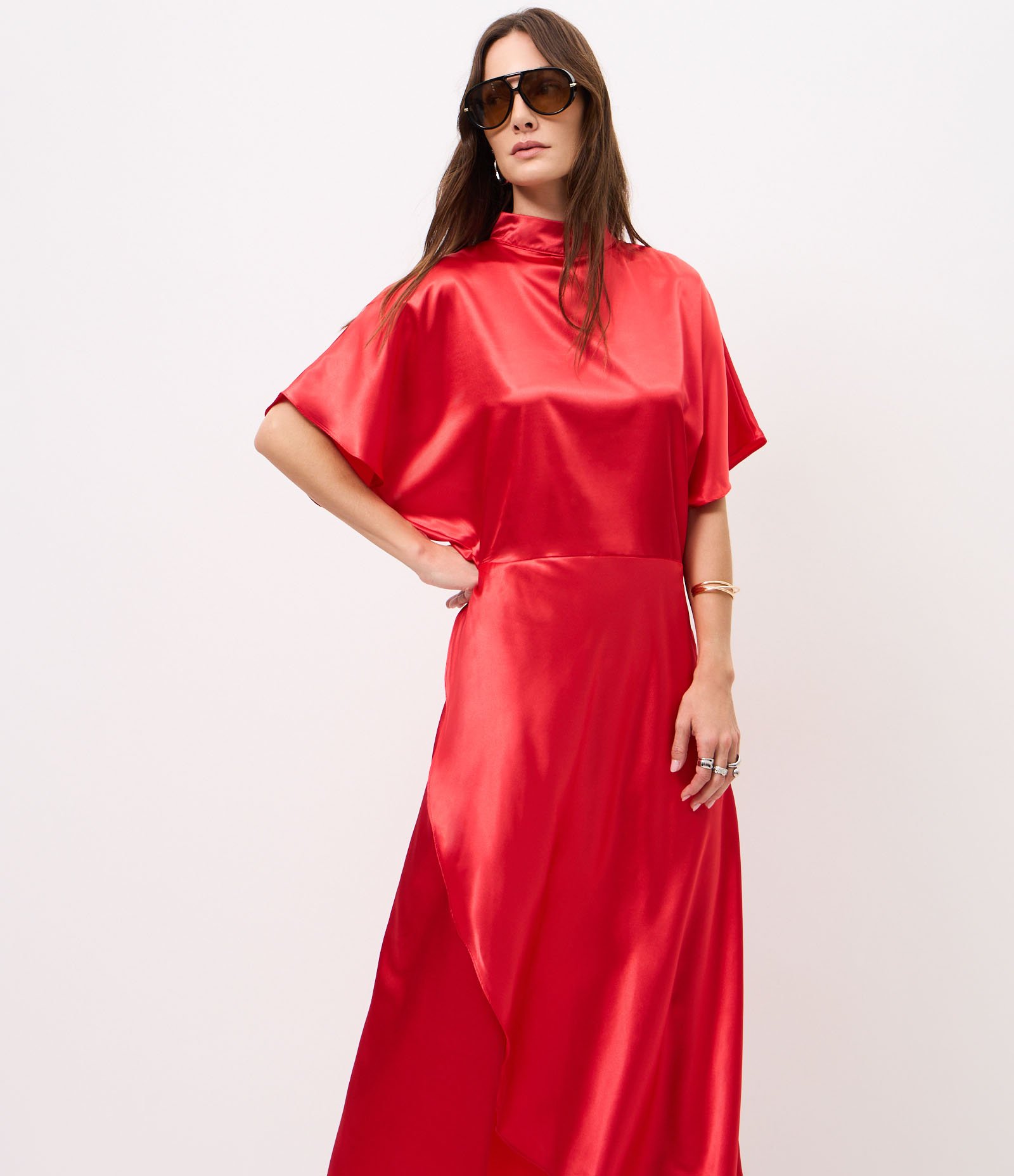 Vestido Acetinado Assimétrico com Manga Curta Vermelho 2