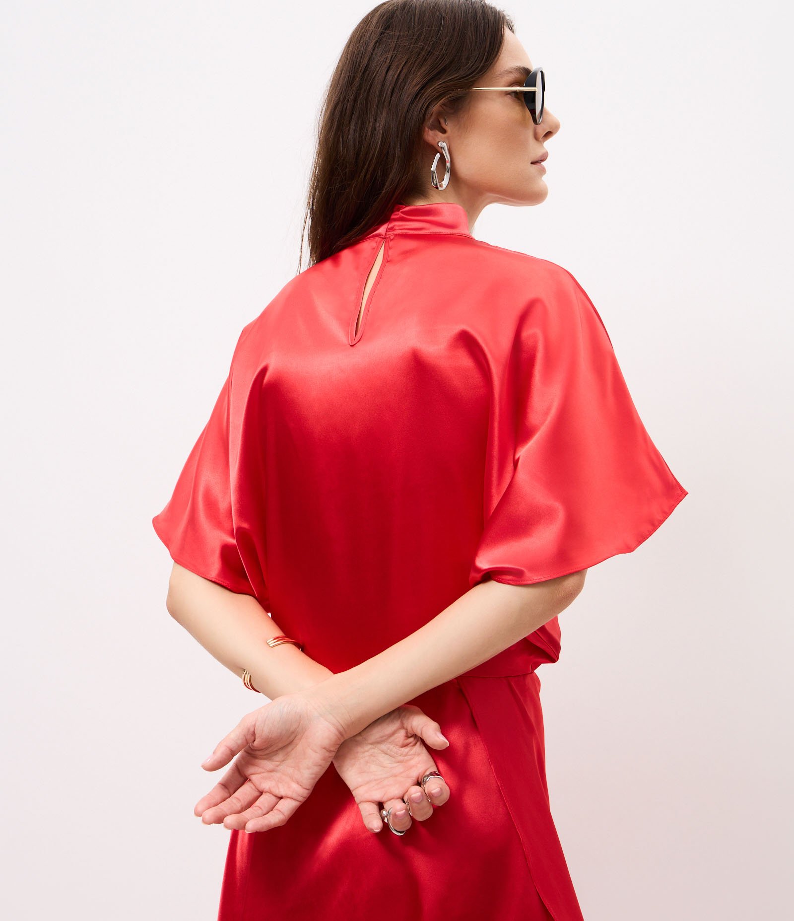 Vestido Acetinado Assimétrico com Manga Curta Vermelho 4