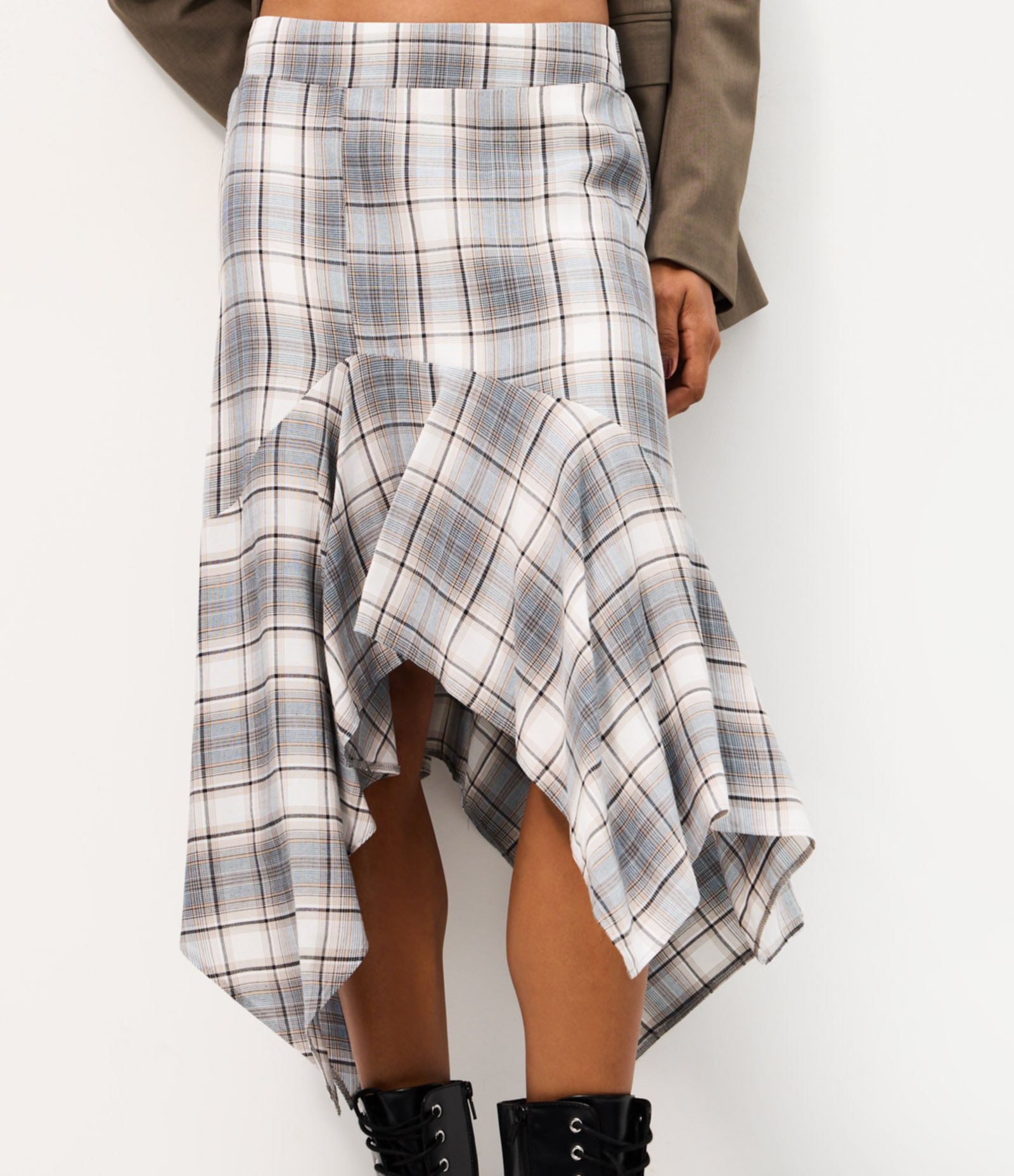 Saia New Midi em Viscose Xadrez com Barra Assimétrica Cinza 5