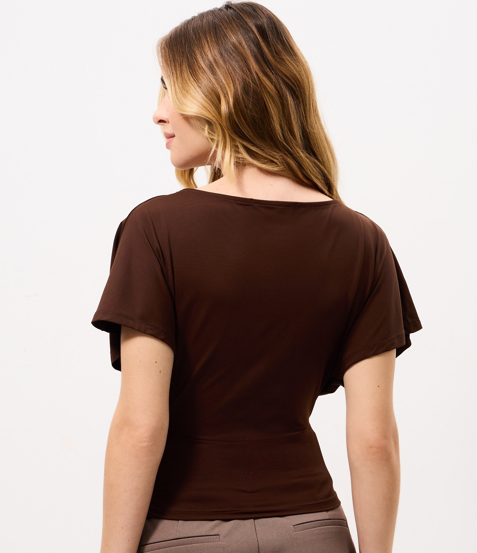 Blusa em Microfibra com Decote V e Manga Morcego Marrom 4