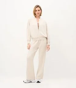 Calça Reta Esportiva em Modal com Bolsos