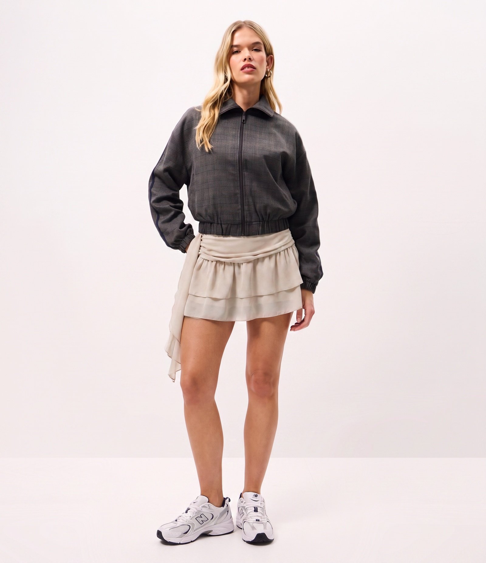 Saia Curta em Chiffon com Babados e Pontas Laterais Bege 1