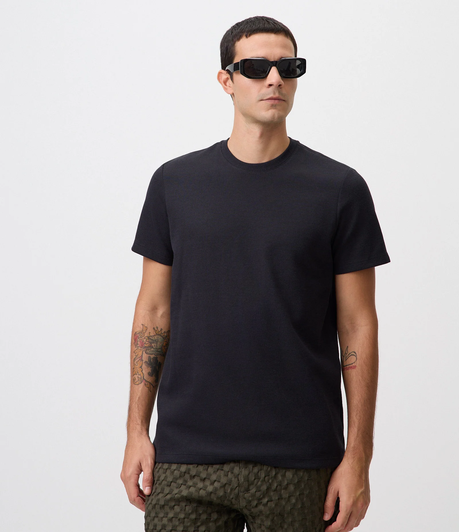 Camiseta de Algodão com Recortes Aplicados Preto 1