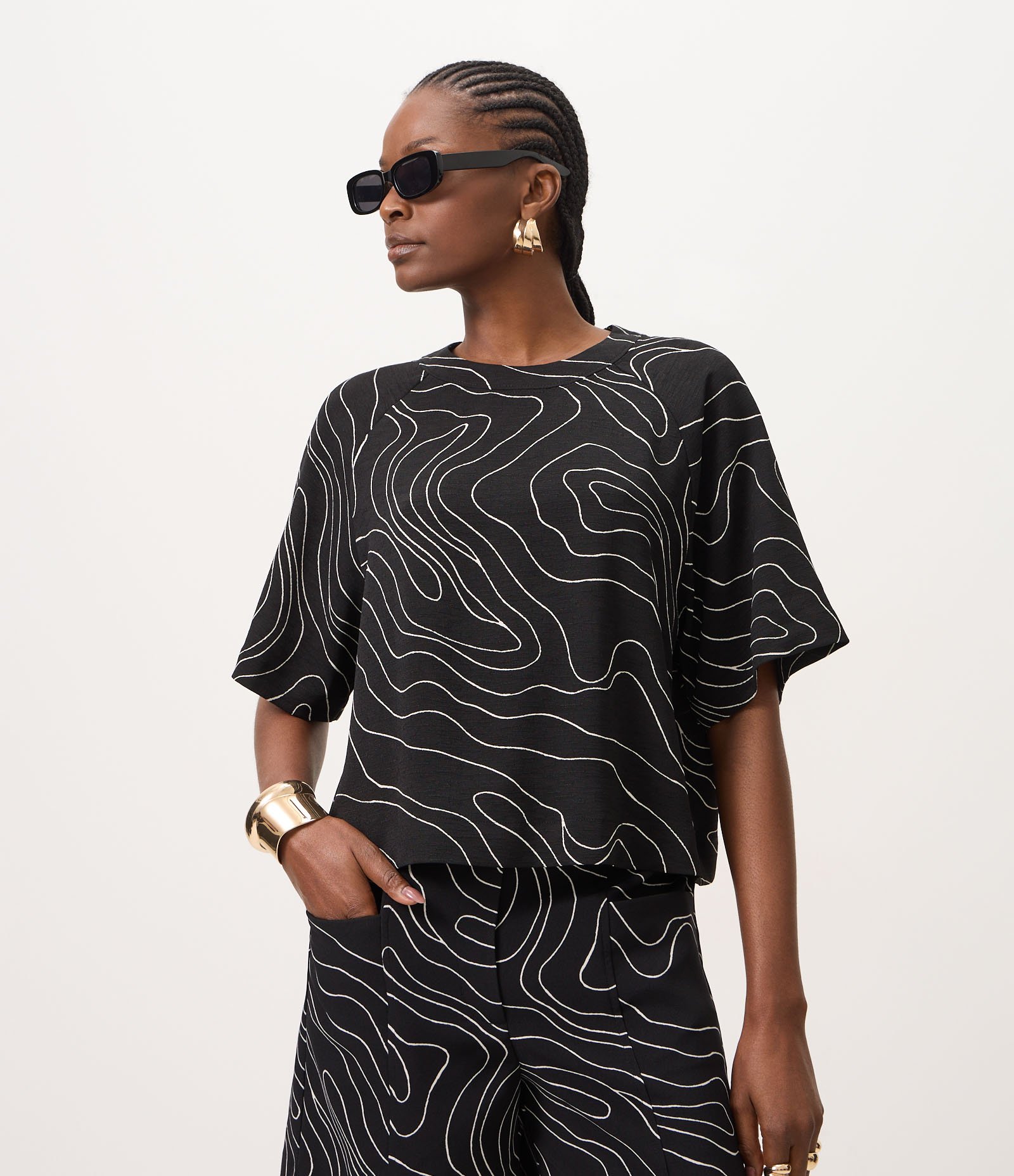 Blusa com Estampa Geométrica e Decote Redondo Preto 1