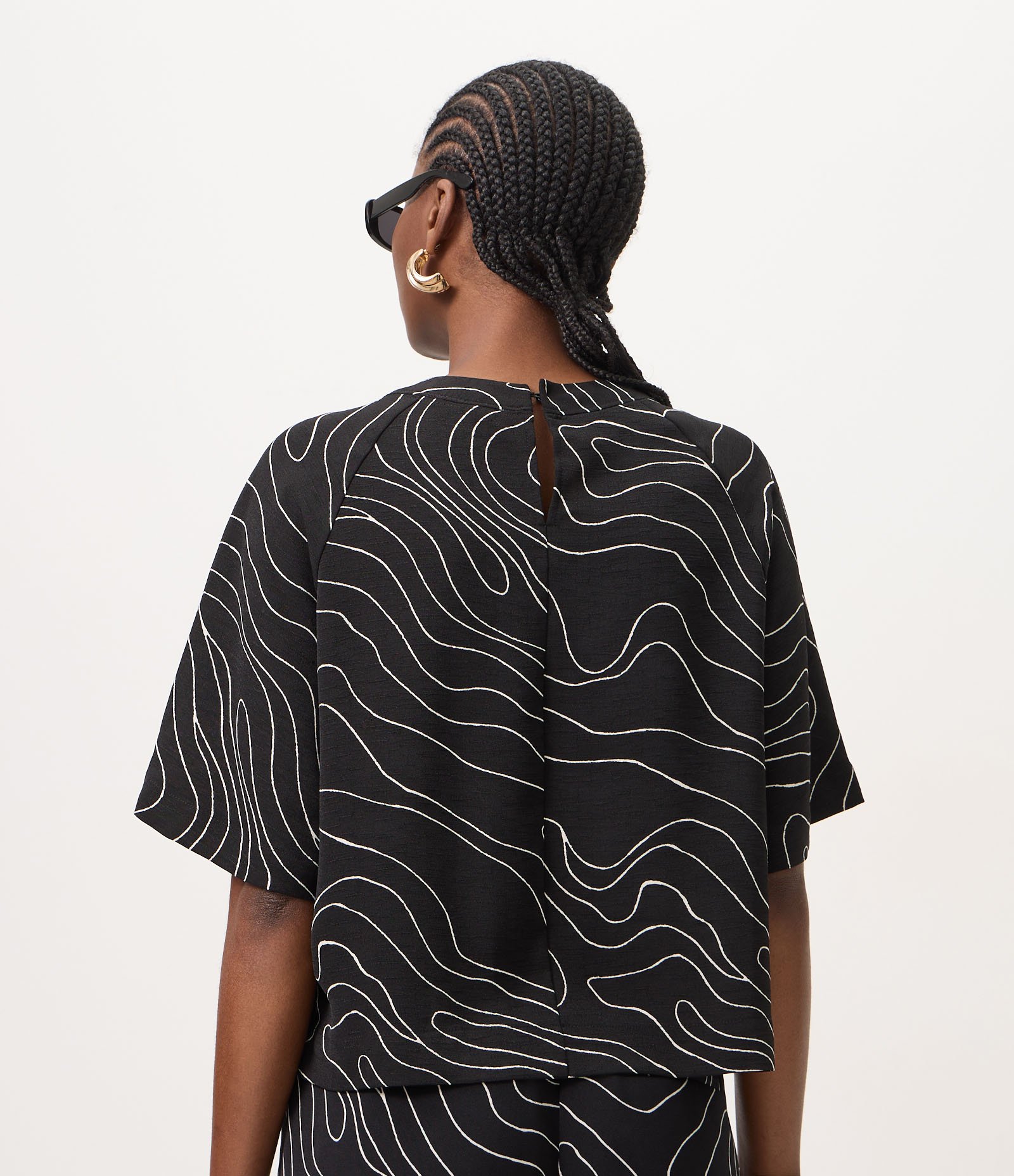 Blusa com Estampa Geométrica e Decote Redondo Preto 4