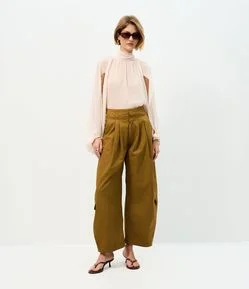 Calça Barrel em Sarja com Pregas no Cós e Bolsos com Aba