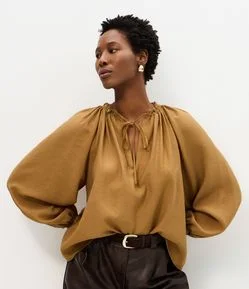 Blusa em Viscose com Mangas Amplas e Amarração no Decote