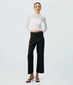 Calça Reta Cropped em Sarja com Bolsos
