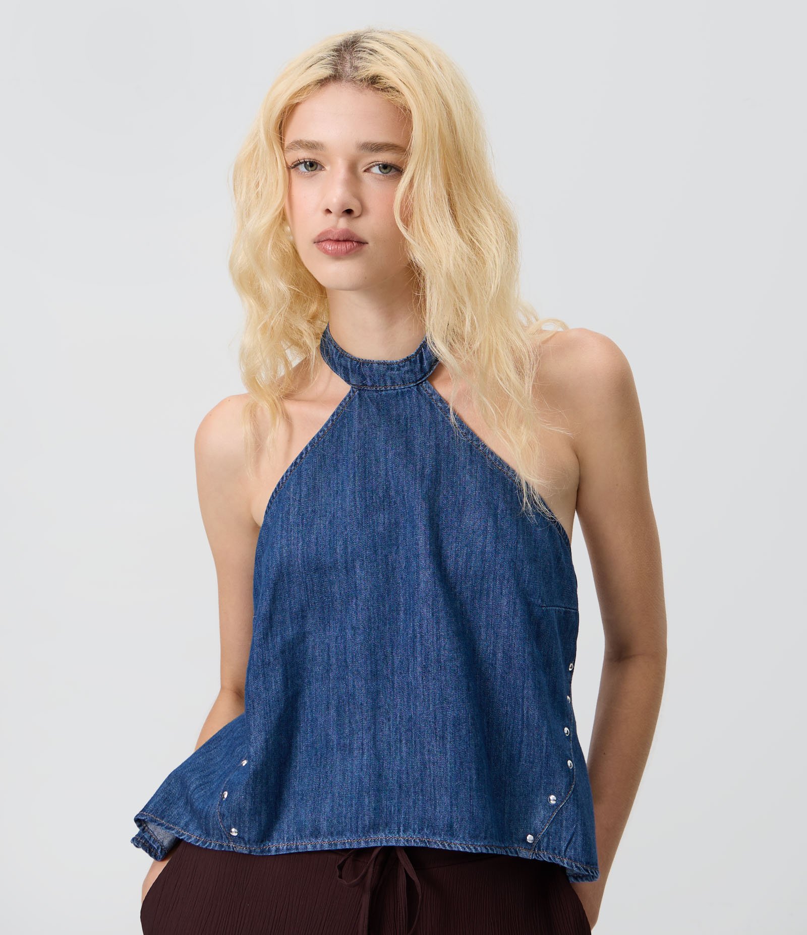 Blusa Frente Única em Jeans com Gola Halter e Tachas Laterais Azul 1