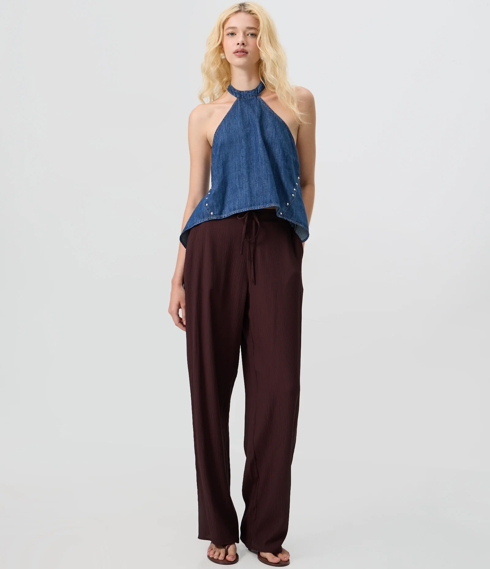 Blusa Frente Única em Jeans com Gola Halter e Tachas Laterais Azul 2