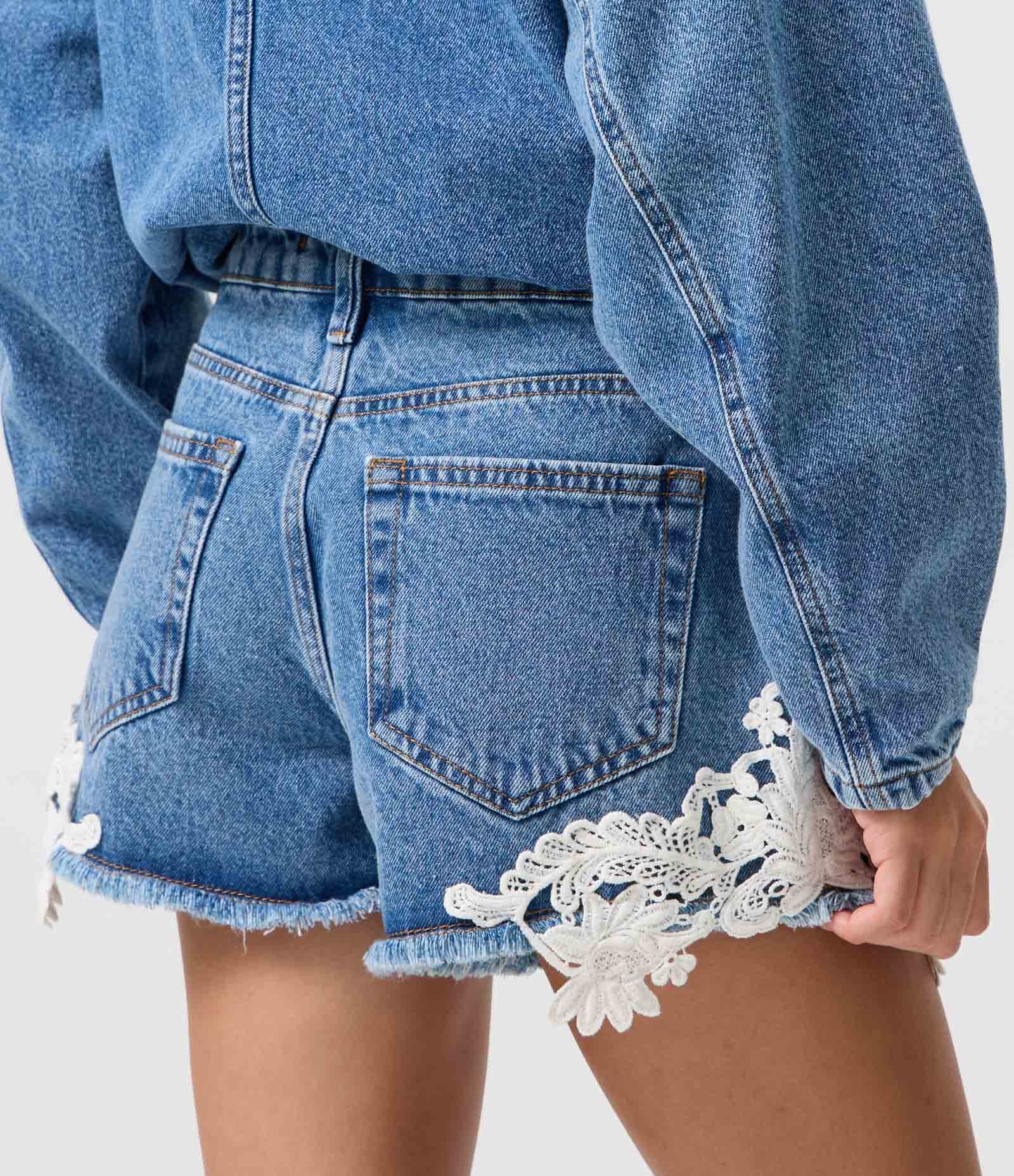 Short em Jeans com Renda Floral e Barra Desfiada Azul 4