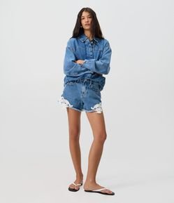Short em Jeans com Renda Floral e Barra Desfiada